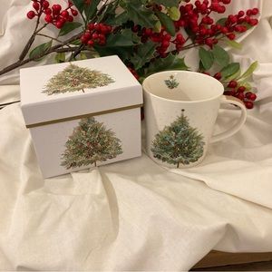 NWOT Christmas tree mug with gold stripe handle